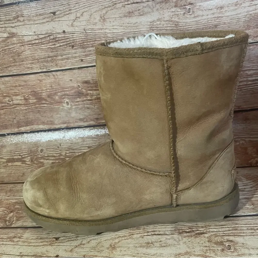 UGG Girls Classic Short II Pull On Winter Boots, Size 5 M Big Kid